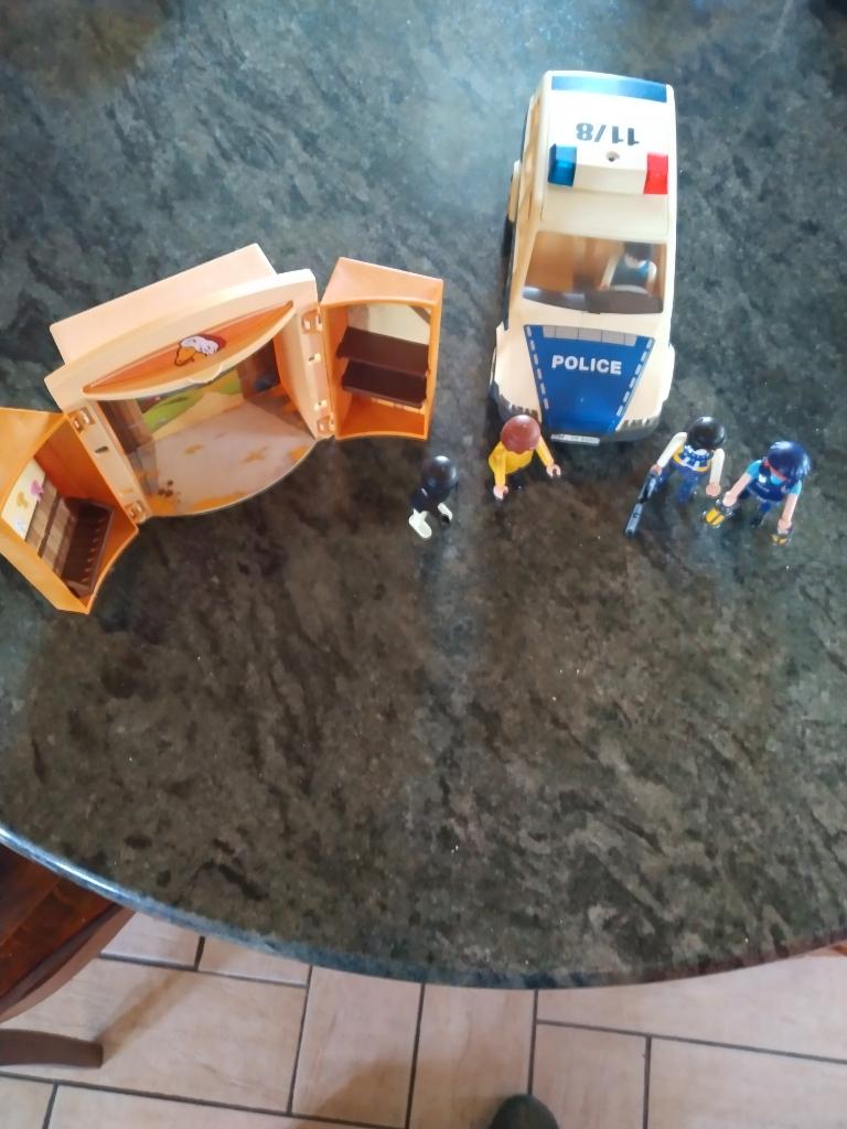 Voiture de police - 5 figurines Playmobil.  1 grange., Enfants & Bébés, Enlèvement, Utilisé