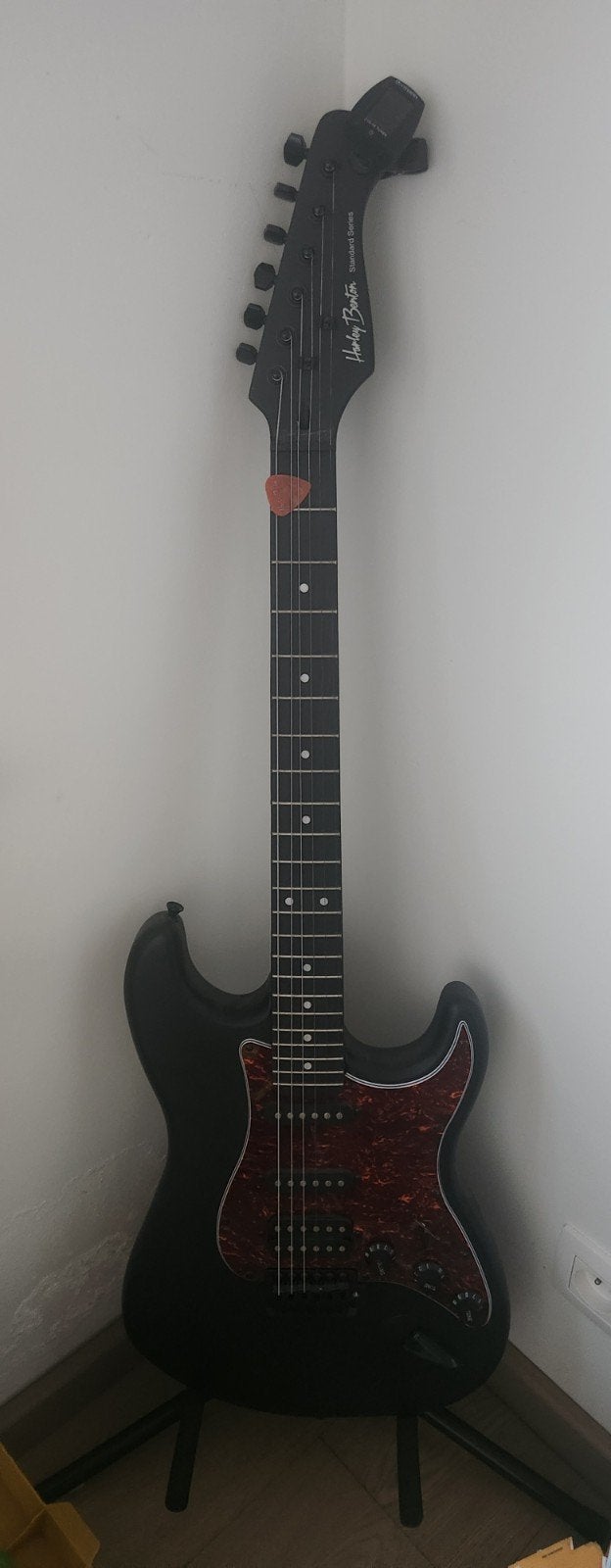 Harley Benton Elektrische gitaar + stemapparaat & standaard, Muziek en Instrumenten, Ophalen, Zo goed als nieuw, Solid body, Overige merken