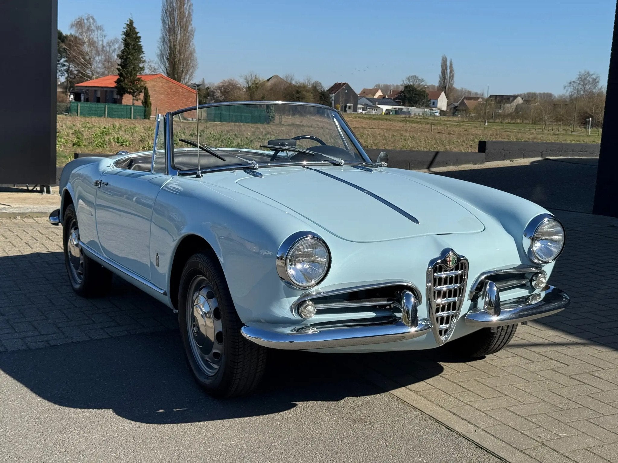 Alfa Romeo Giulietta Spider 1300 cc Complètement restaurée, Autos, Cuir, 80 ch, Achat, Entreprise