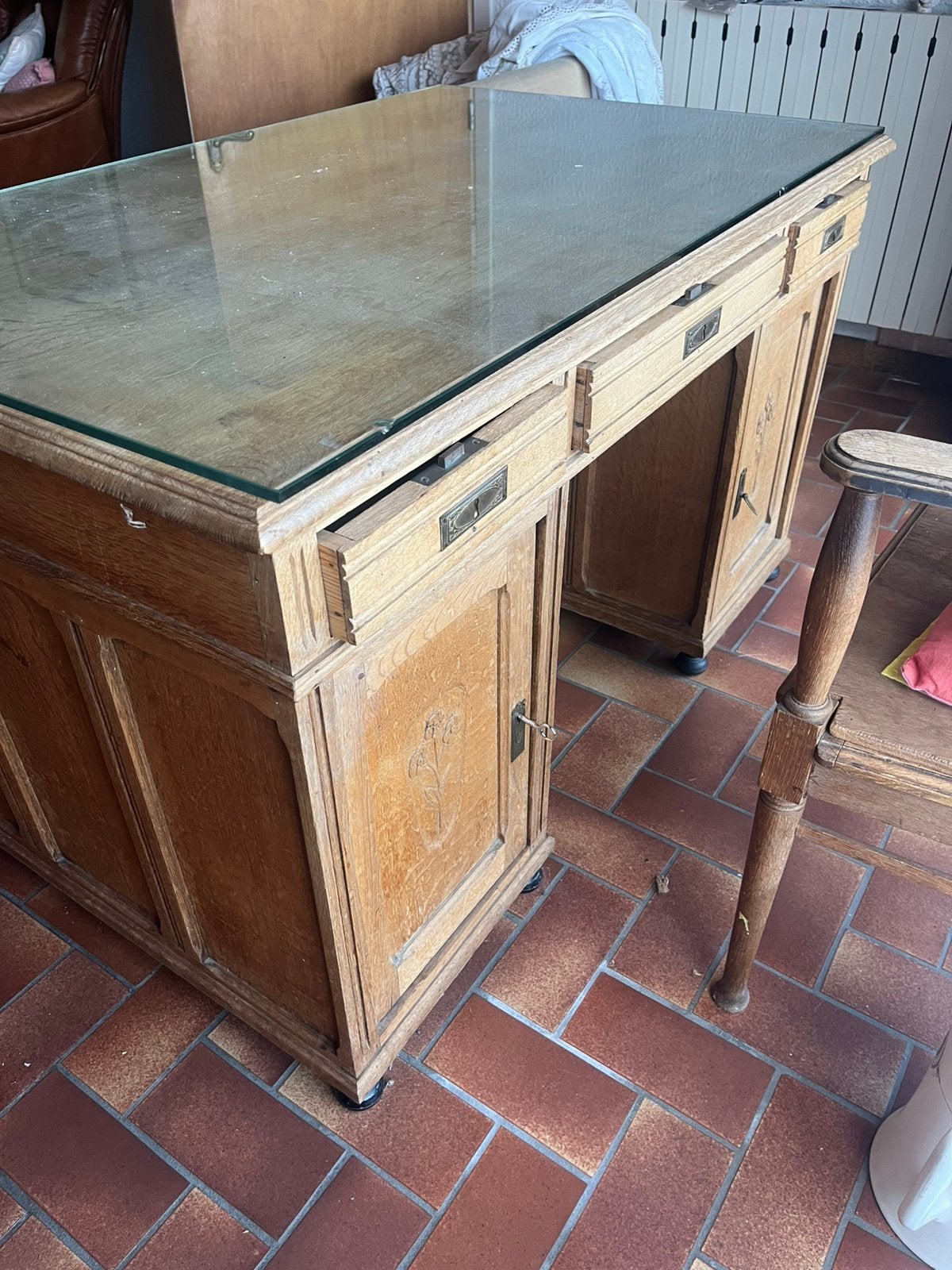 Oud eikenhouten bureau, Ophalen