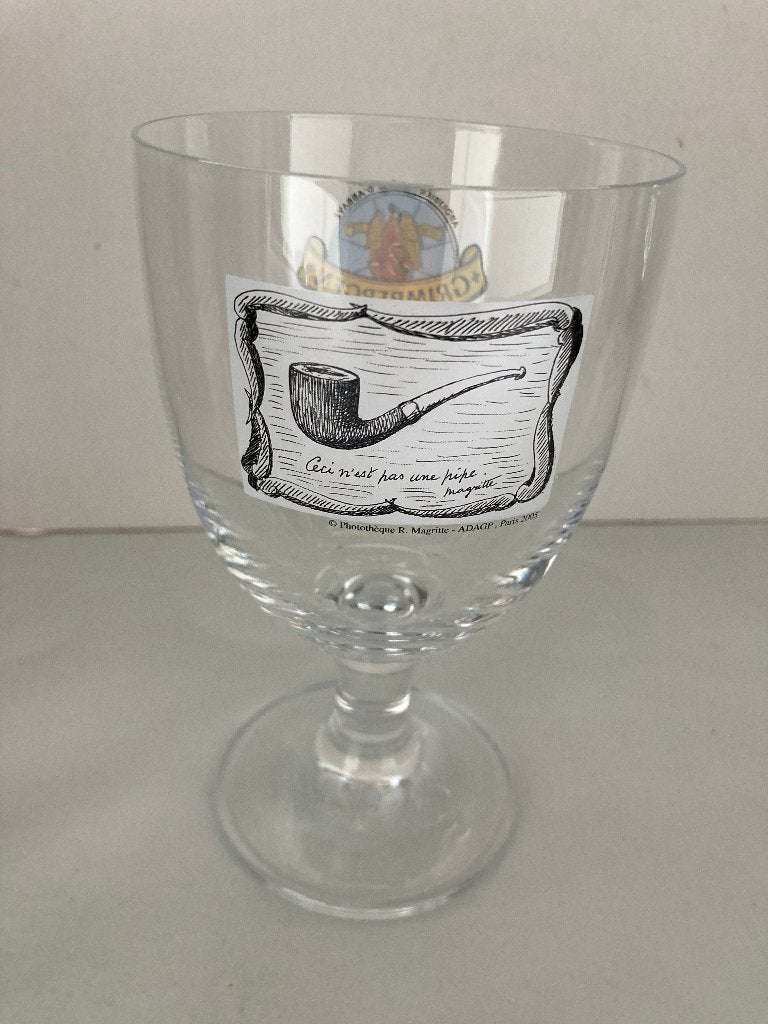 Grimbergen glas : Magritte " Ceci n'est pas une pipe " 2005, Ophalen of Verzenden, Zo goed als nieuw, Glas of Glazen, Overige merken