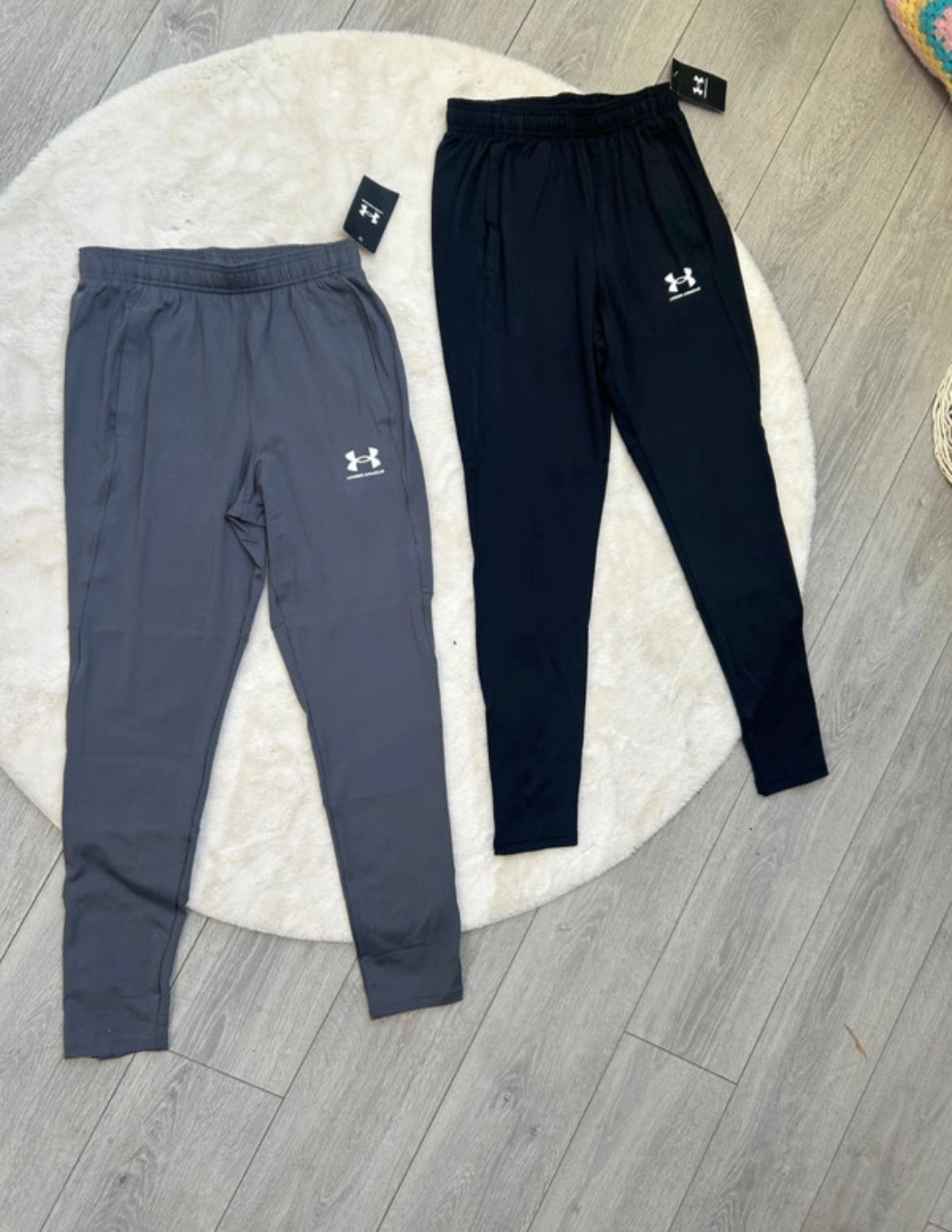 Lots de 2 jogging under armour, Sports & Fitness, Course, Jogging & Athlétisme, Enlèvement ou Envoi, Neuf, Vêtements