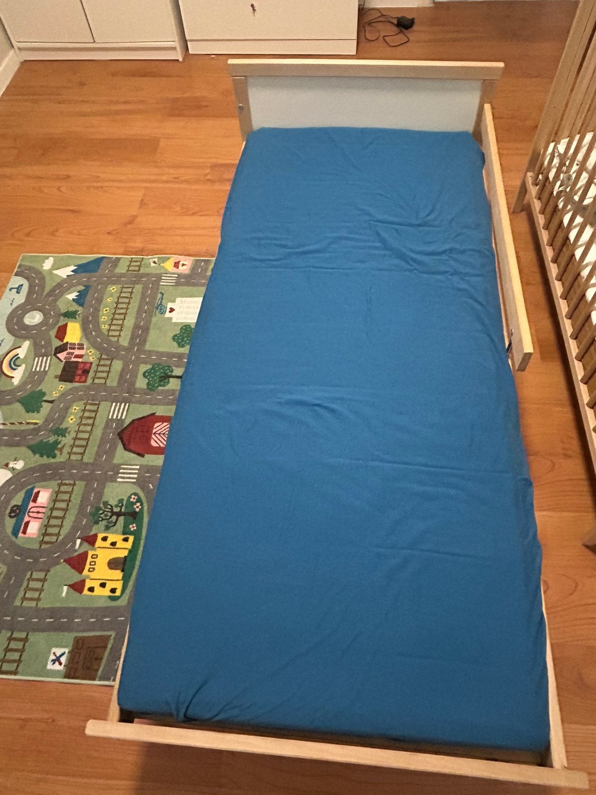 Lit enfant avec matelas 70 €, Enfants & Bébés, Enlèvement, Comme neuf, Matelas