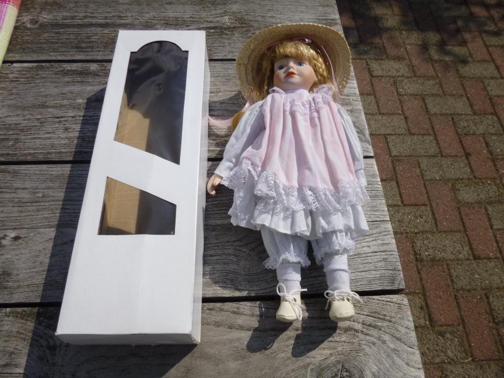 Mooie porseleinen poppen, hoogte 42 cm., Antiek en Kunst, Ophalen
