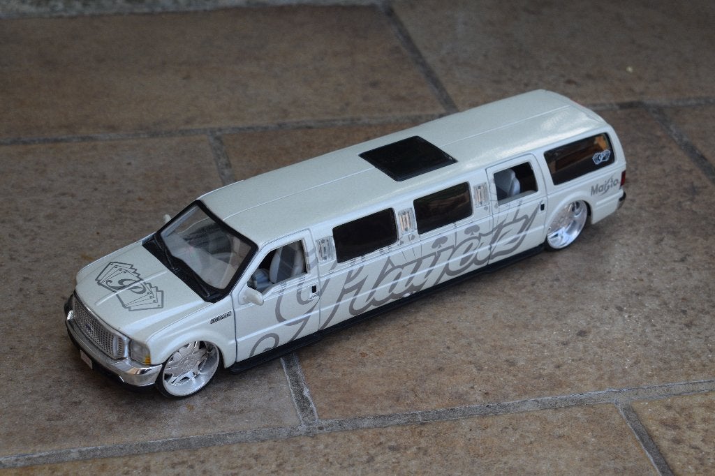 miniature maisto 1:24 limousine ford excursion blanche, Enlèvement ou Envoi, Utilisé, Maisto