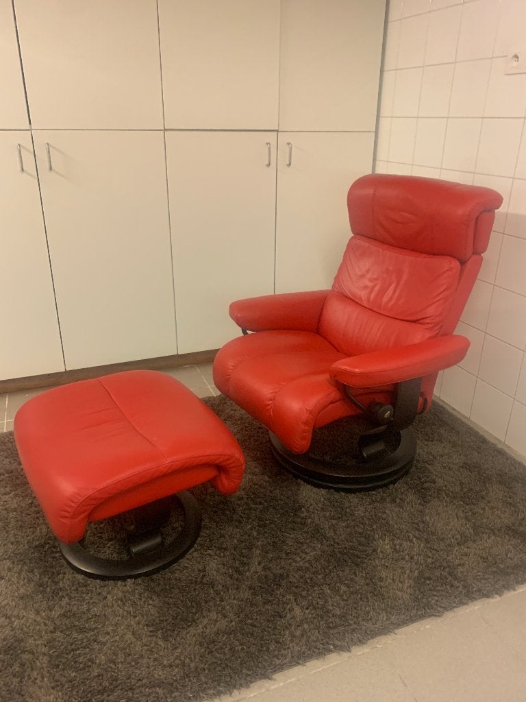 Originele Ekornes Stressless Fauteuil + Hocker – Rood Leder, Ophalen, Gebruikt, Leer, 50 tot 75 cm