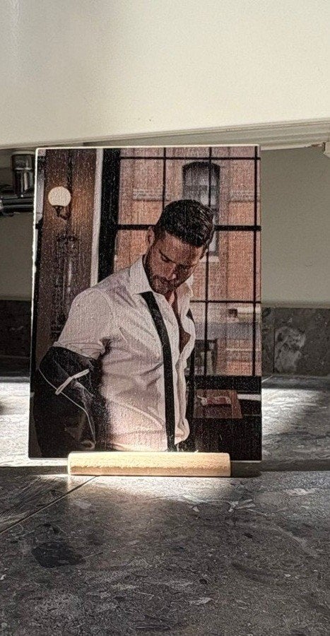 0b. Exclusieve merchandise Dan Ewing - Foto op hout, Huis en Inrichting, Ophalen of Verzenden, Nieuw