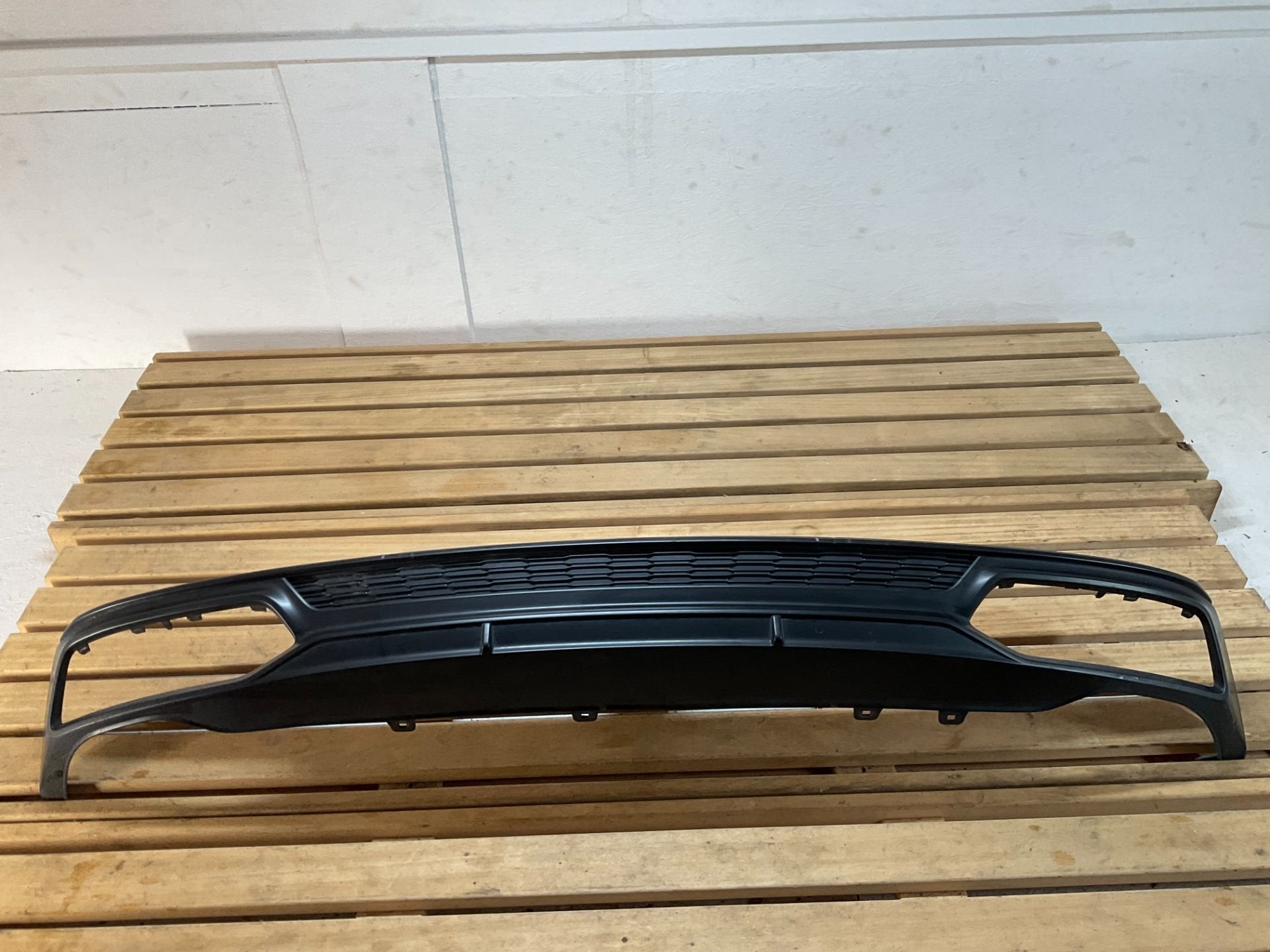 Achterbumper Diffuser Audi A6 4K0 807 521 C B4-365, Auto-onderdelen, Gebruikt, AUDI AG, Auto-Union-Strasse 1
85045  Ingolstadt, DE