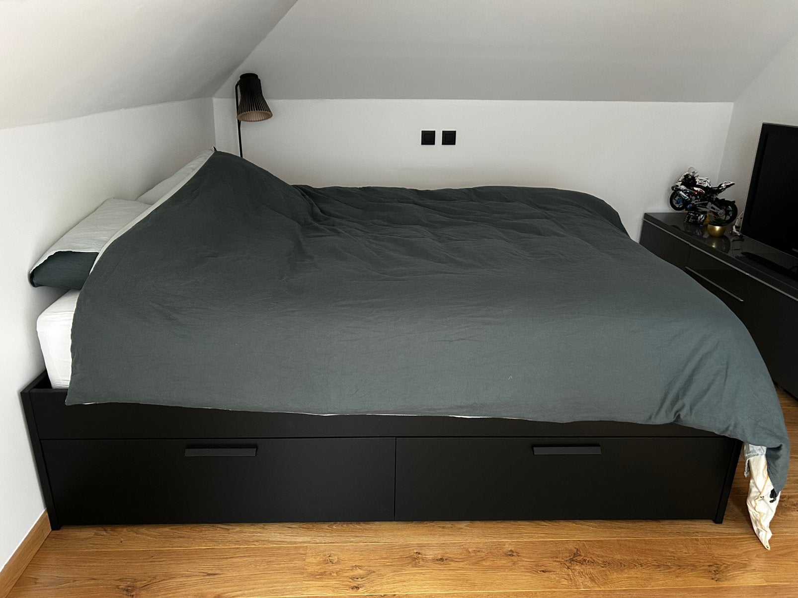 Lit Ikea noir, Maison & Meubles, Comme neuf, Enlèvement, 200 cm, Bois
