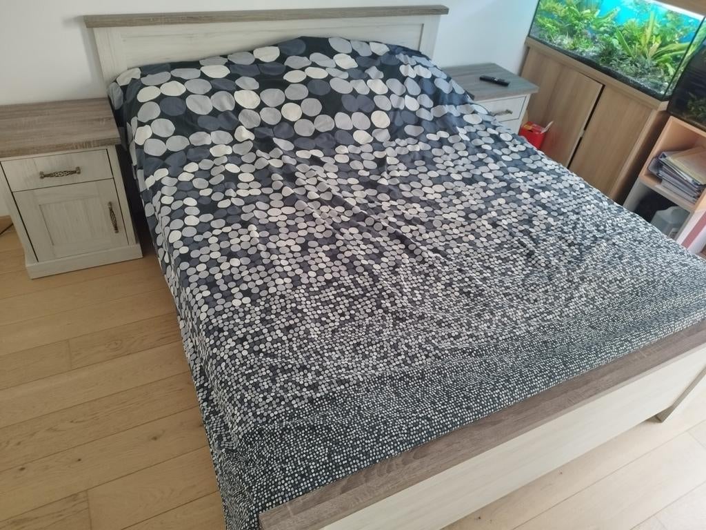 Chambre a coucher  armoire/lit 160/2 chevets/ mattelas