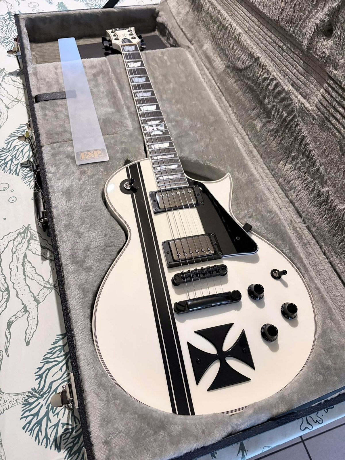 ESP Iron Cross Snow White Custom Shop 2023, Muziek en Instrumenten, Snaarinstrumenten | Gitaren | Bas, Ophalen, Zo goed als nieuw