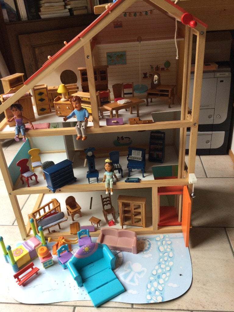 HOUTEN HUIS „U.LEINSS „+ ACCESSOIRES + PERSONAGES, Ophalen, Gebruikt, Poppenhuis