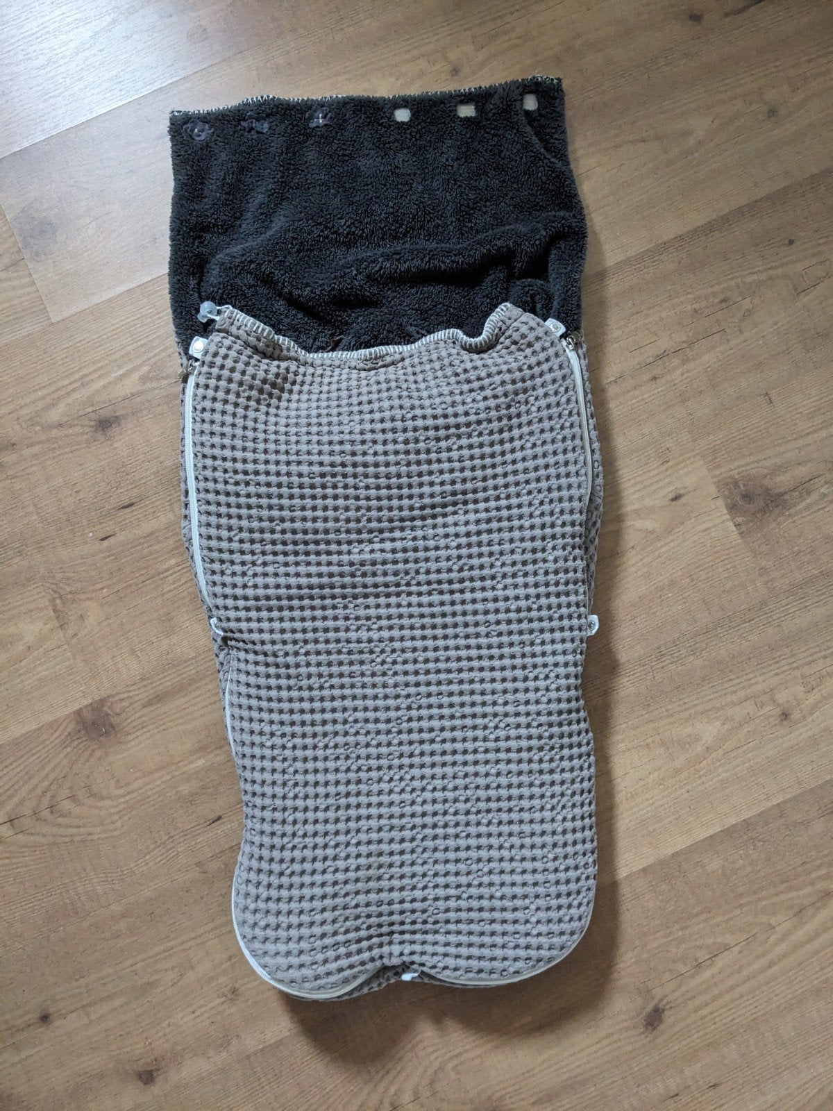 Koeka grijs voetenzak, Enfants & Bébés, Couvertures, Sacs de couchage & Produits pour emmailloter, Enlèvement, Gris, Chancelière
