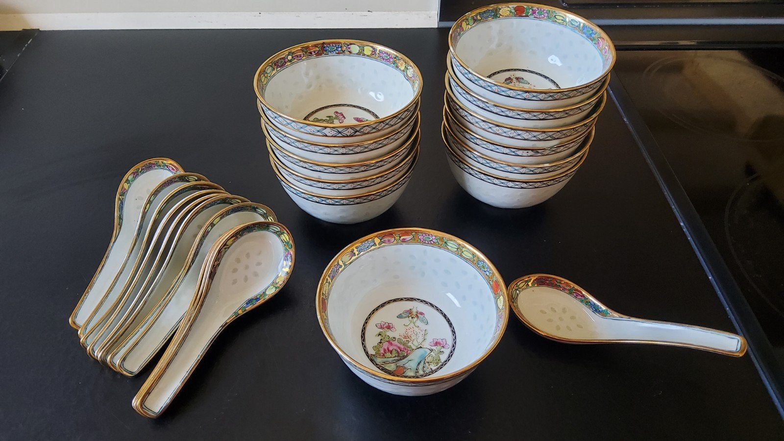 12 rijstkommen van Chinees porselein met lepels