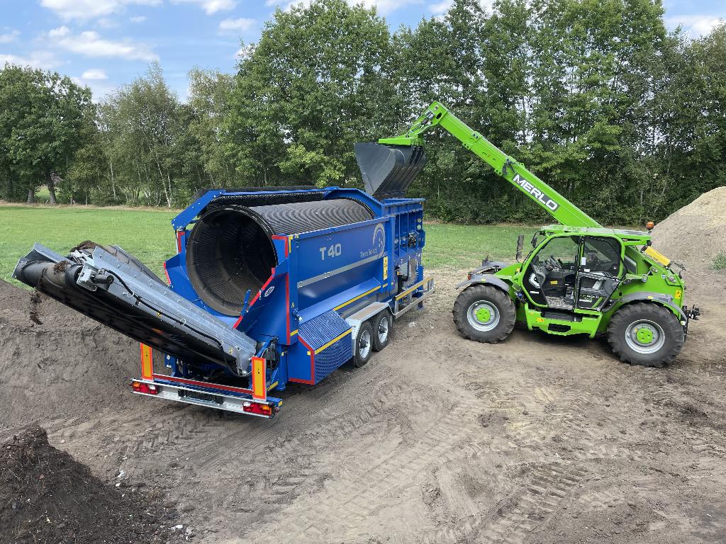Terra Select T40 Trommelzeef te huur met machinist., Articles professionnels, Machines & Construction | Jardin, Parc & Sylviculture