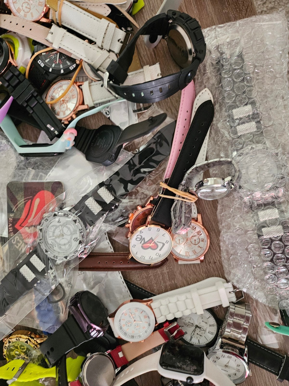 mooie partij van 225 stuks nieuwe horloges met batterij, Handtassen en Accessoires, Ophalen of Verzenden