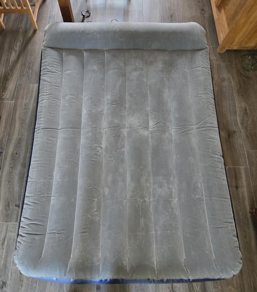 Opblaasbare matras 140x200cm, Caravanes & Camping, Matelas pneumatiques, Enlèvement, Pompe intégrée, Comme neuf, 2 personnes