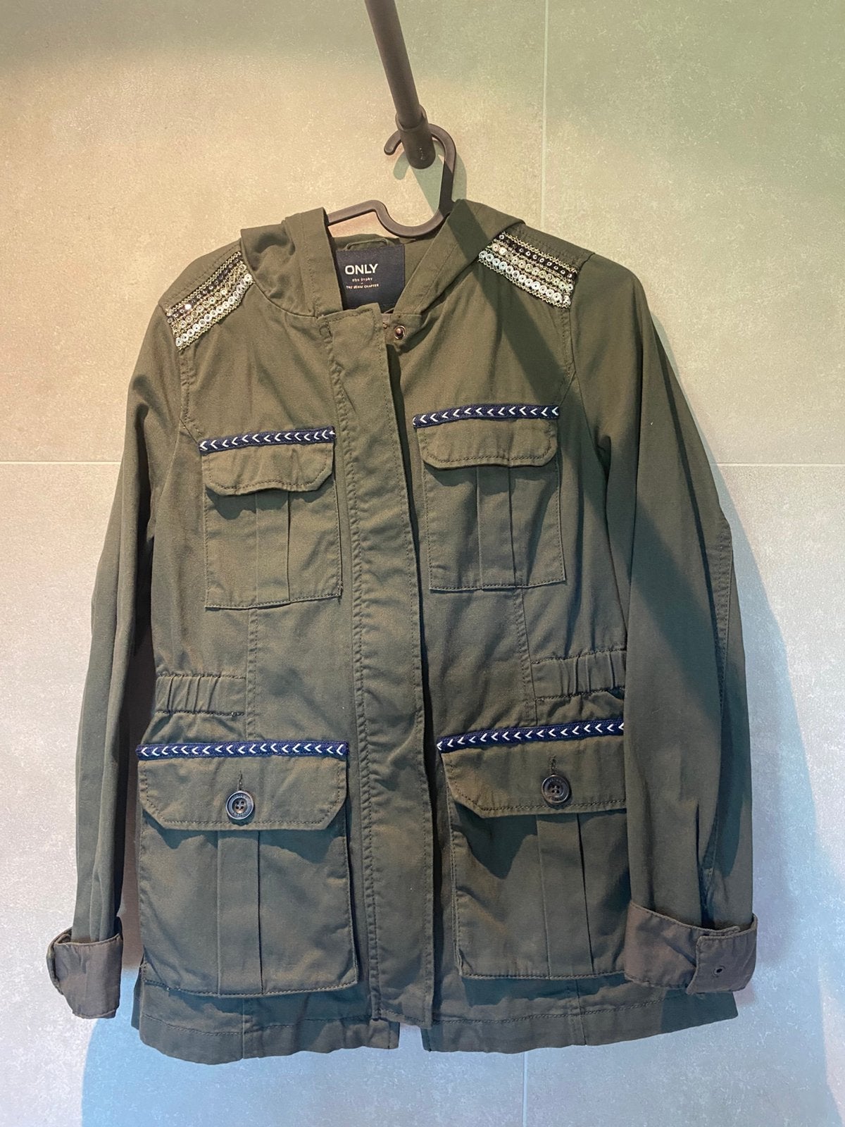 Jolie veste kaki only taille XS, Kleding | Dames, Jasjes, Kostuums en Pakken, Nieuw, Ophalen of Verzenden, Jasje, Maat 34 (XS) of kleiner