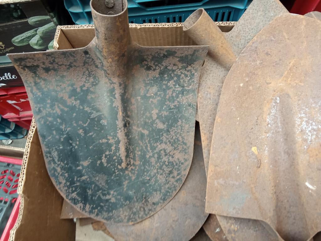 Set van 64 schoppen nieuw maar roestig 1 euro  pièce, Tuin en Terras, Ophalen