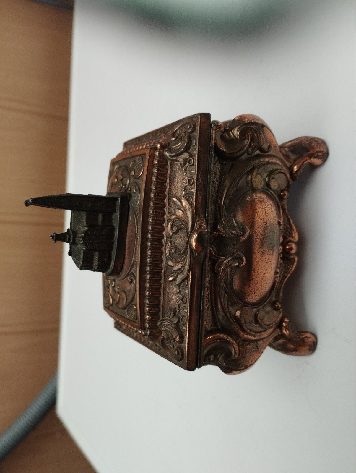 een klein juwelen potje met deksel en kerk erop kleur koper, Antiek en Kunst, Ophalen, Koper
