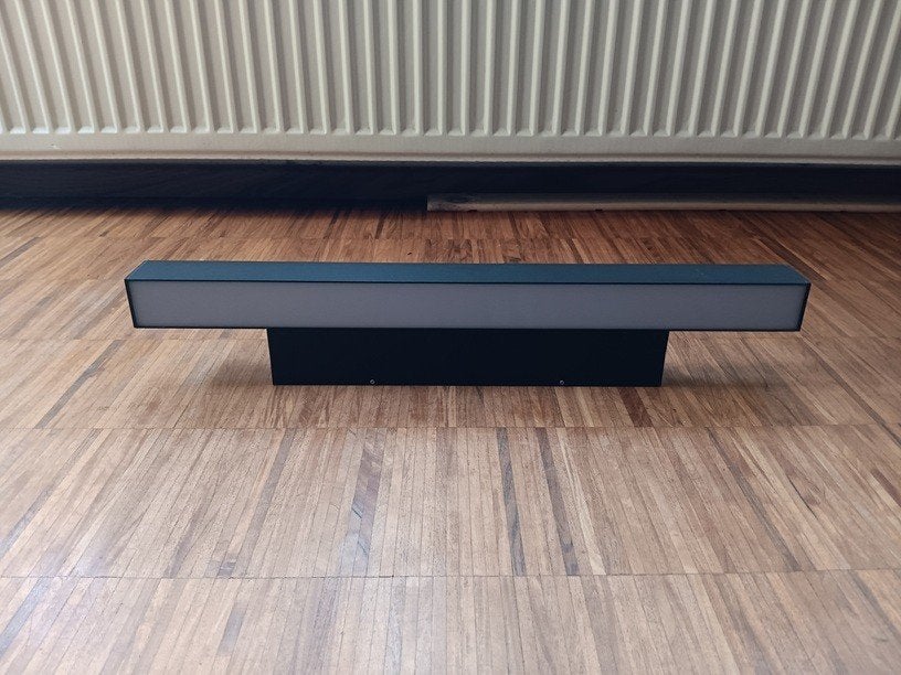 Design zwarte lineaire wandlamp, Ophalen of Verzenden, Zo goed als nieuw, Metaal