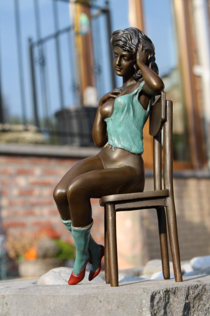 femme nue sur chaise en bronze , signé MILO, Enlèvement ou Envoi, Bronze