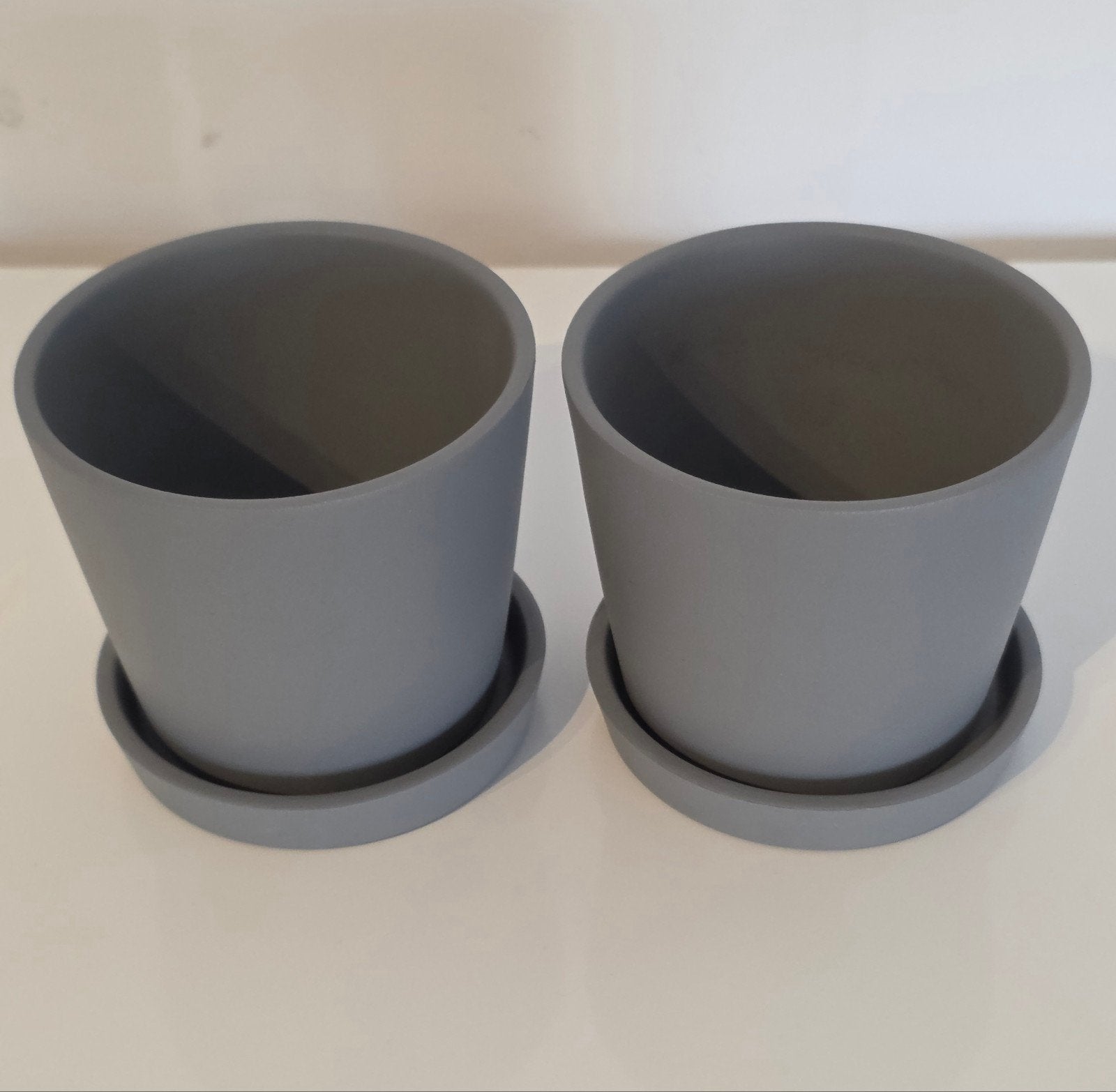 Lot de 2 pots de fleurs gris avec soucoupes, Jardin & Terrasse, Pots de fleurs, Intérieur, Enlèvement ou Envoi
