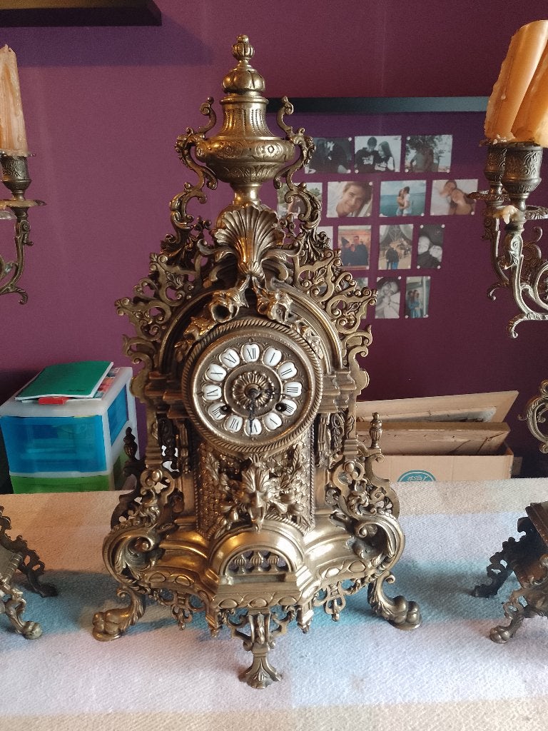 ensemble de cheminées et de chandeliers, Enlèvement