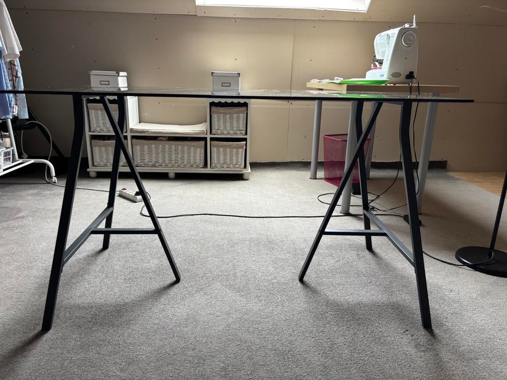 Bureau en verre, Enlèvement