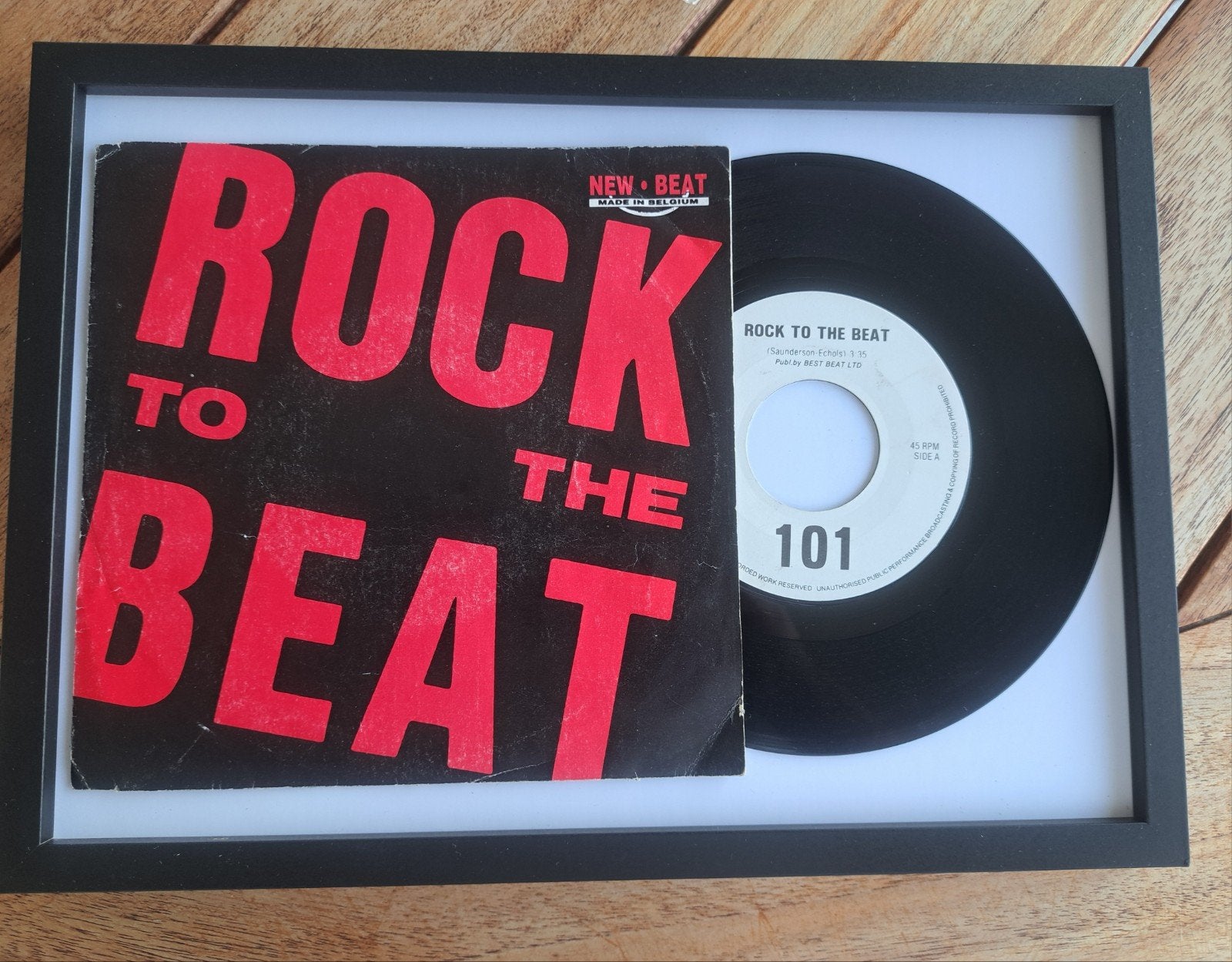 New Beat! Rock to the Beat single ingekaderd
mint conditie., CD & DVD, Vinyles | Dance & House, Enlèvement ou Envoi