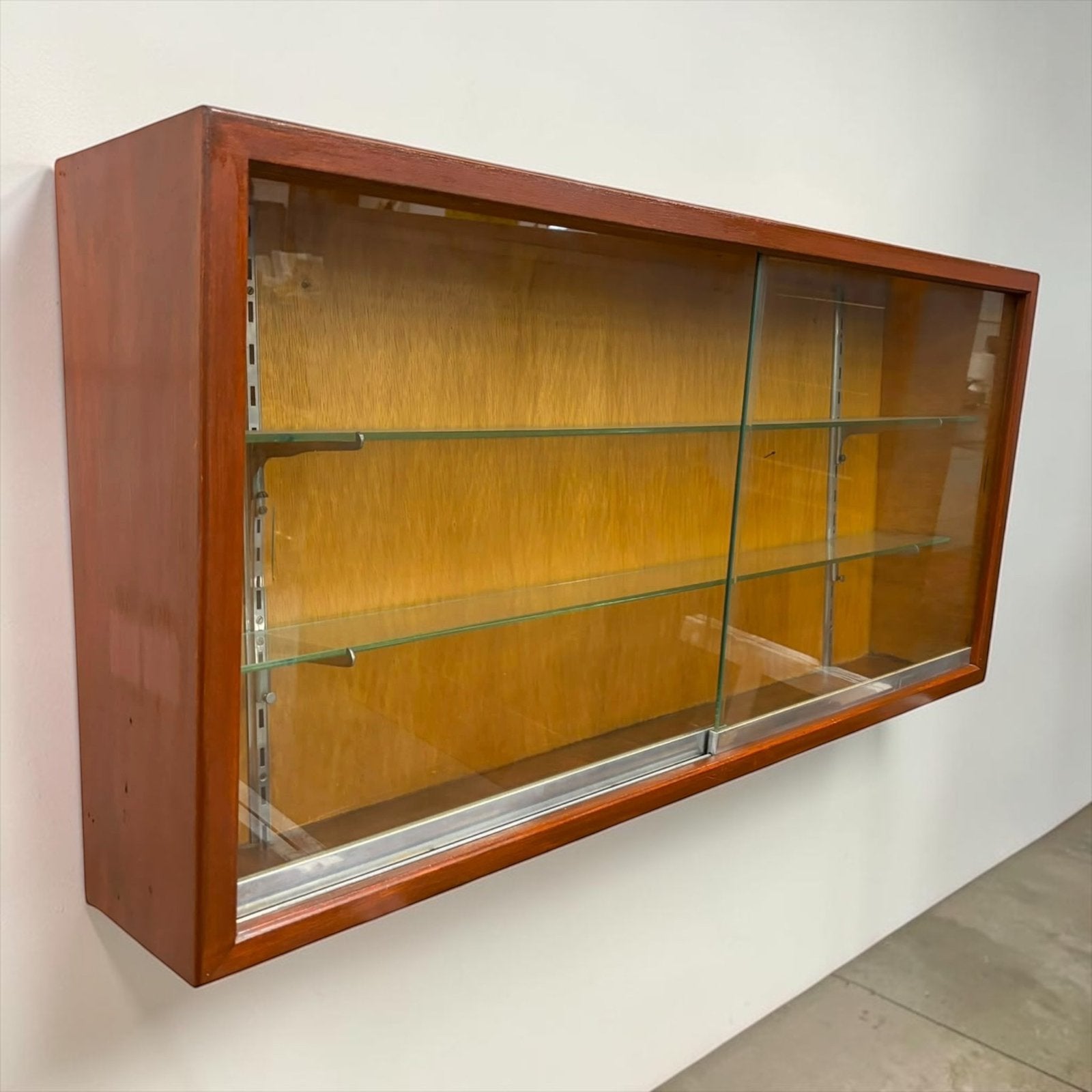 Vintage houten ondiepe hang vitrine / muurkast / etagere, Kinderen en Baby's, Kinderkamer | Commodes en Kasten, Gebruikt, Verzenden