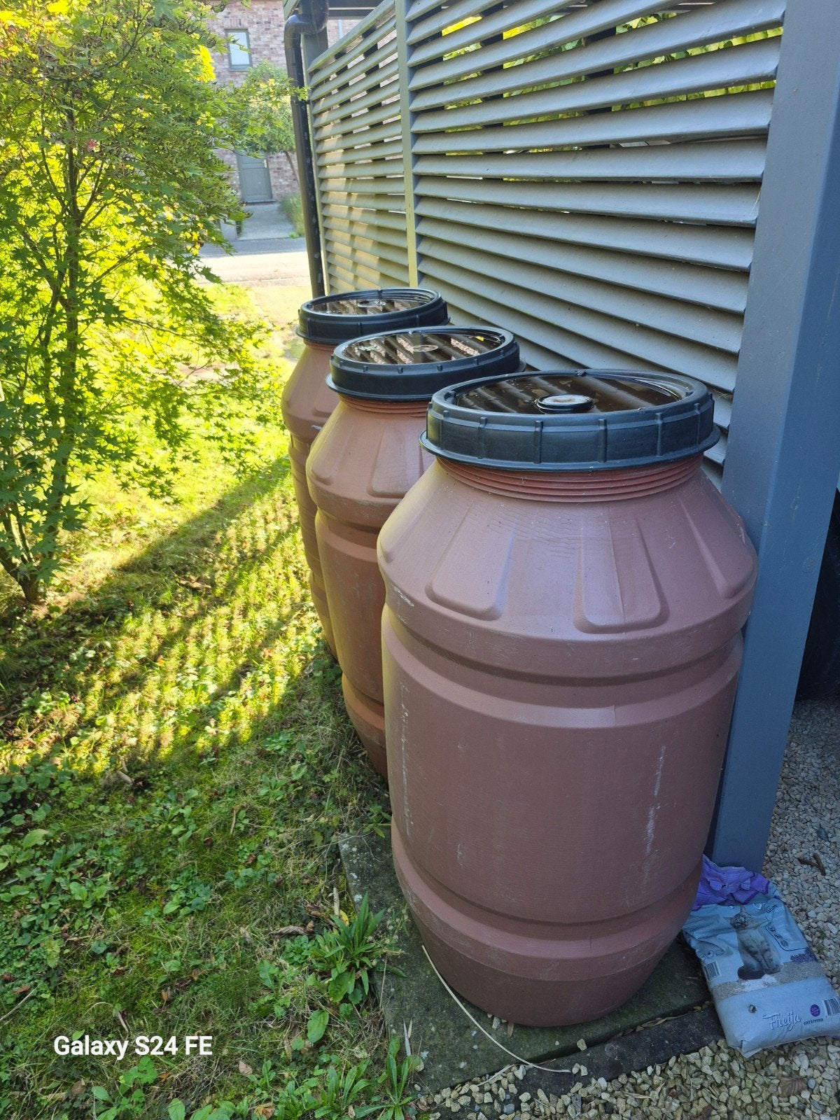 3 bidons a vendre, 150 litres ou plus, Enlèvement, Utilisé, Synthétique
