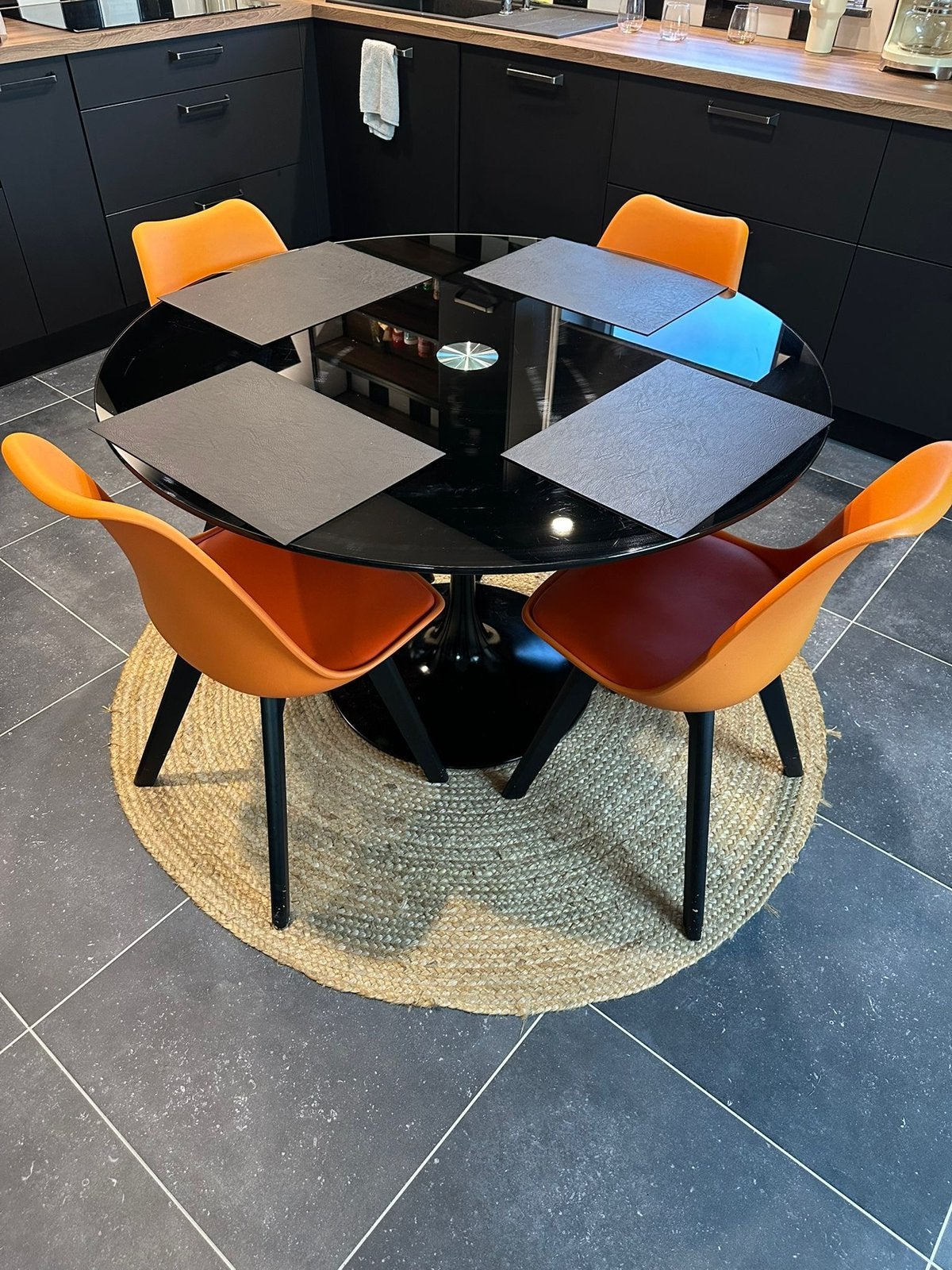 Table ronde noire avec 4 chaises design orange, Maison & Meubles, Tables | Tables à manger, Enlèvement, Comme neuf