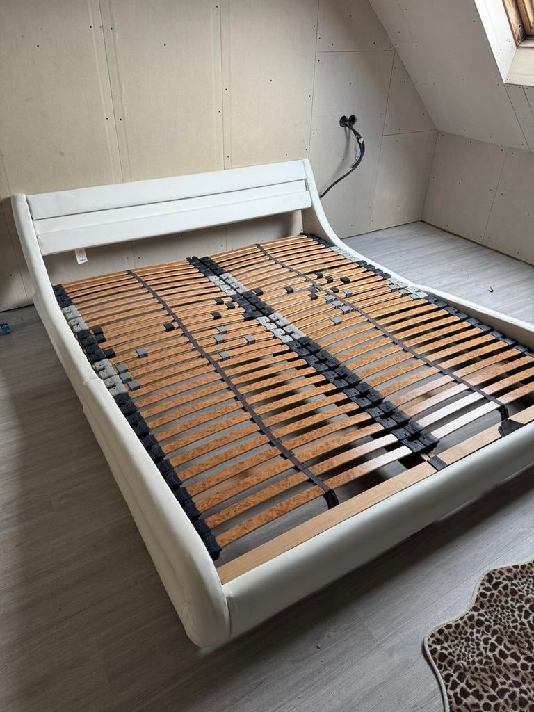 Bed met lattembodem, Huis en Inrichting, Slaapkamer | Matrassen en Bedbodems, Ophalen, 140 cm, Bedbodem, Nieuw