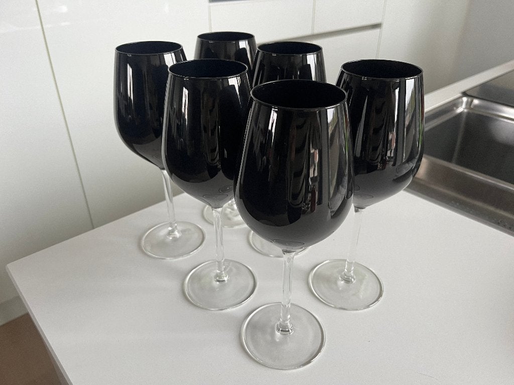 Zwarte wijnglazen, Ophalen, Zo goed als nieuw