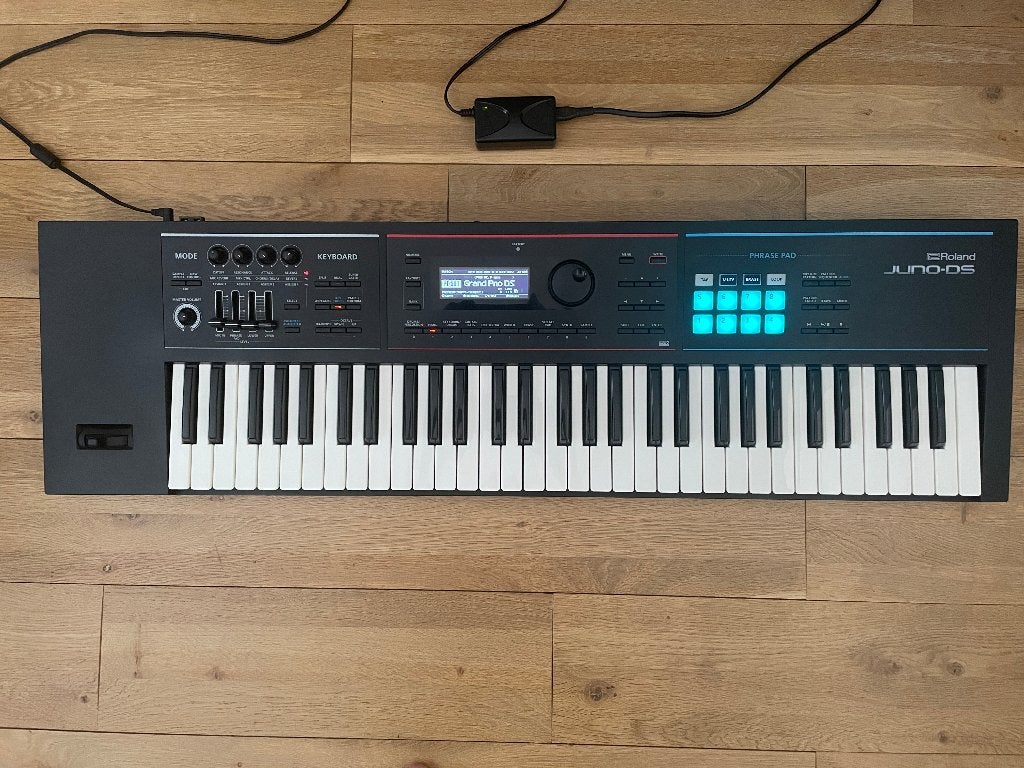 Roland Juno‑DS 61 + Stagg-tas, Muziek en Instrumenten, Ophalen, Met midi-aansluiting, Roland, 61 toetsen