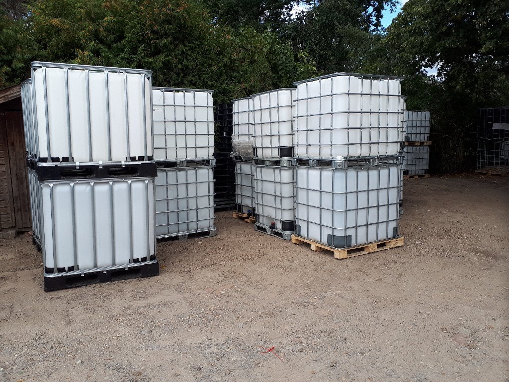Watervaten op plastieken pallet , ibc containers 1000L, Ophalen, Zo goed als nieuw