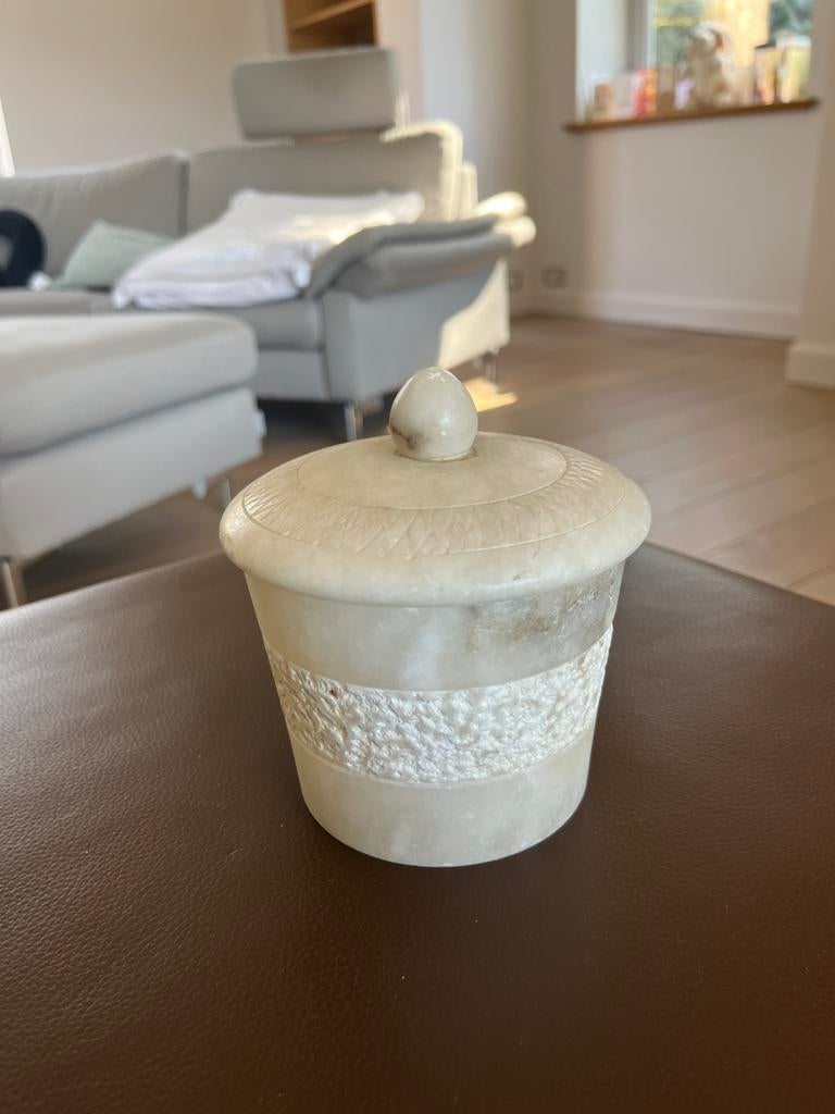 Alabaster pot 14x12 cm met gegraveerde band,  met deksel, Antiek en Kunst, Antiek | Vazen, Ophalen