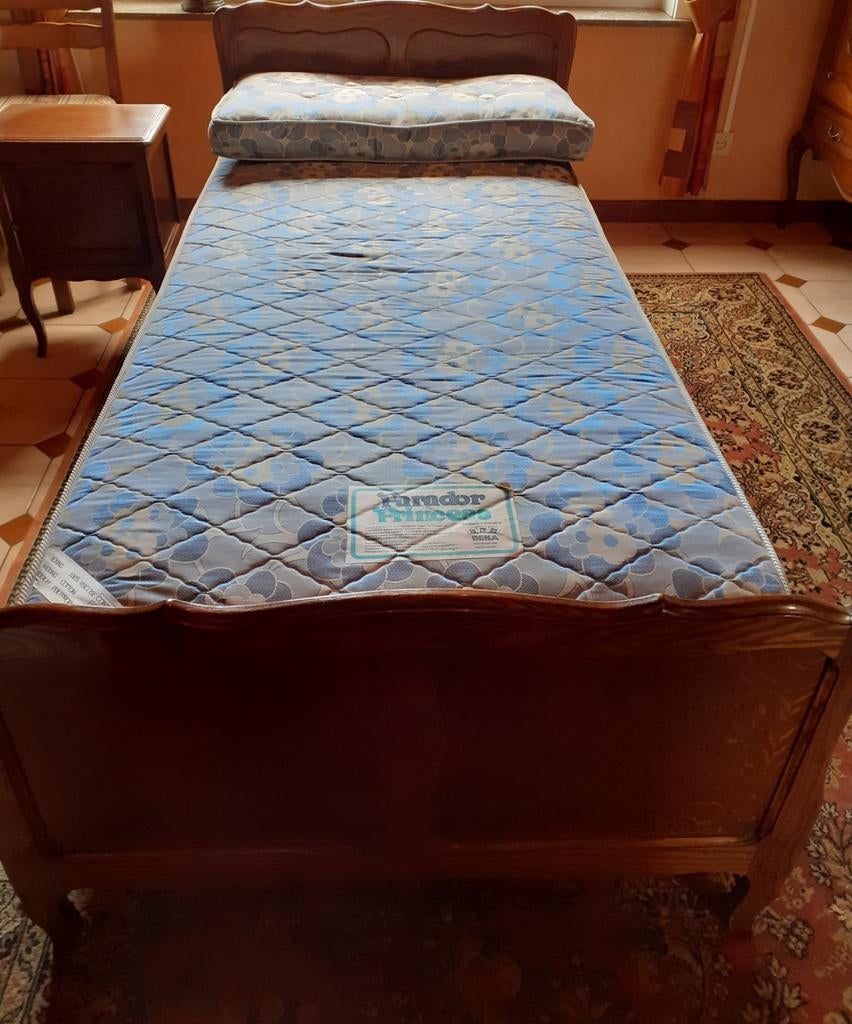 Lit 1pers et table de nuit assortie en chêne., Enlèvement