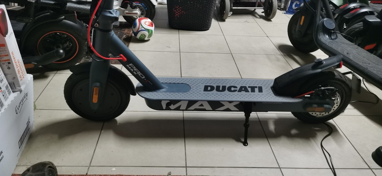 Elektrische step, Fietsen en Brommers, Steps, Ophalen of Verzenden, Nieuw, Elektrische step (E-scooter), Ducati
