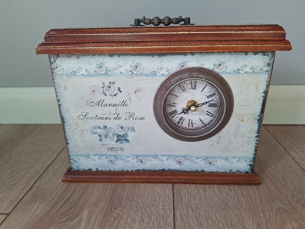 Mooie tafelklok in shaby chique stijl, Huis en Inrichting, Ophalen of Verzenden, Zo goed als nieuw, Analoog, Wekker of Tafelklok