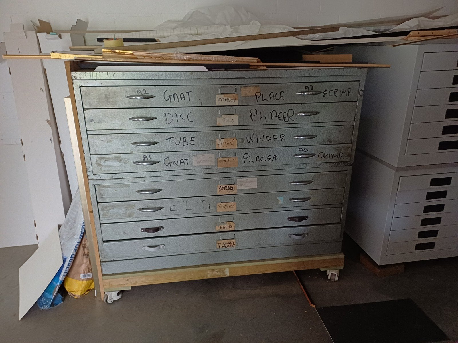 Vintage passe- partout kast in het metaal, Ophalen