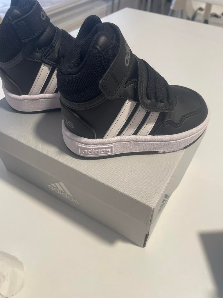 Chaussures Adidas, Enlèvement, Neuf