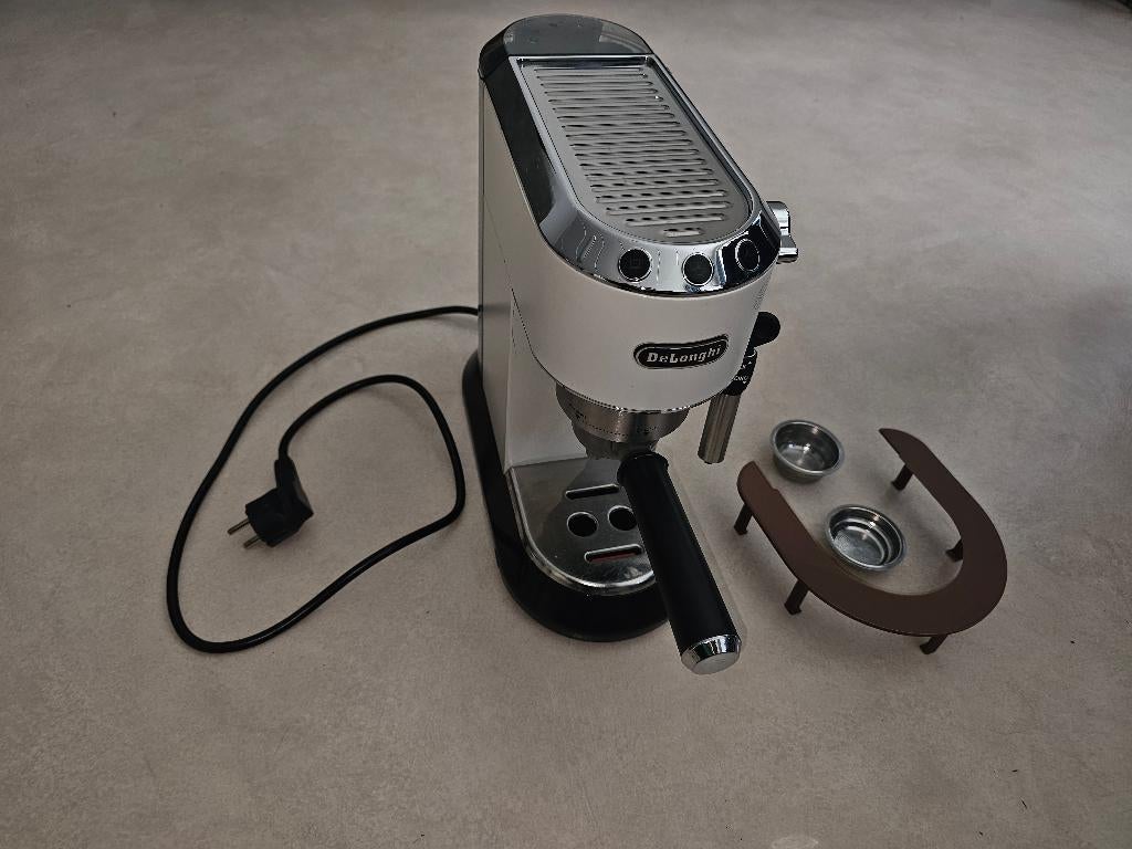 Delonghi Dedica EC685W, Electroménager, Cafetières, Comme neuf, Café moulu, Machine à espresso, 2 à 4 tasses, Réservoir d'eau amovible