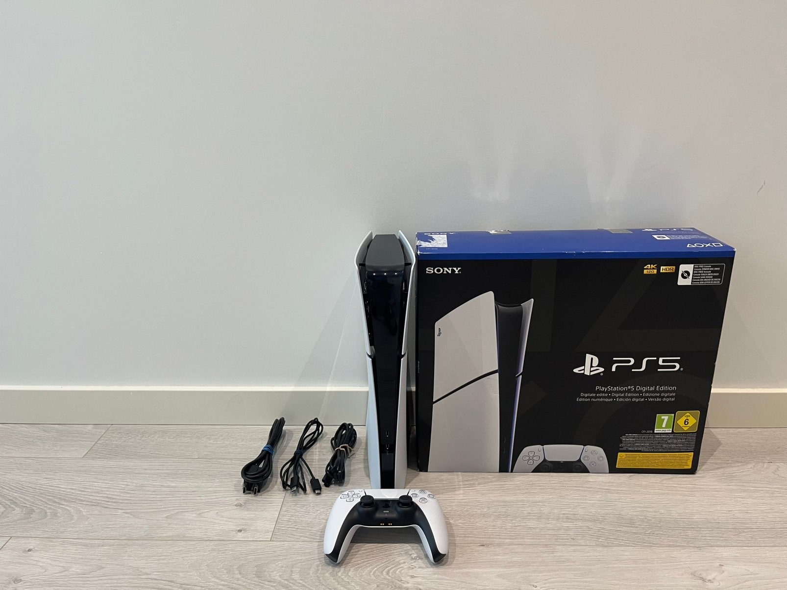 PS5 Slim Digital Edition + 1 manette + boîtier, Enlèvement ou Envoi, Comme neuf, Playstation 5 Digital