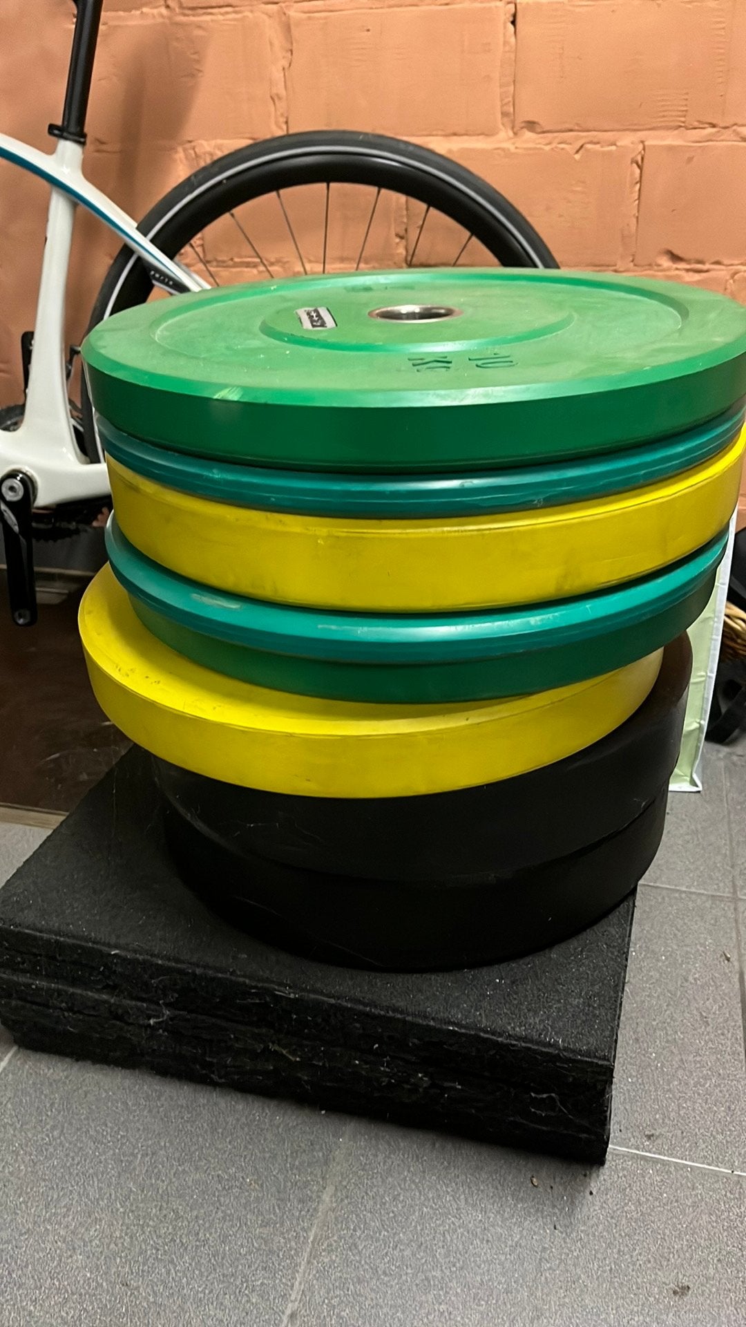 Set gewichten toorx stang 2,2m van 20kg  6 rubberen tegels, Enlèvement, Comme neuf