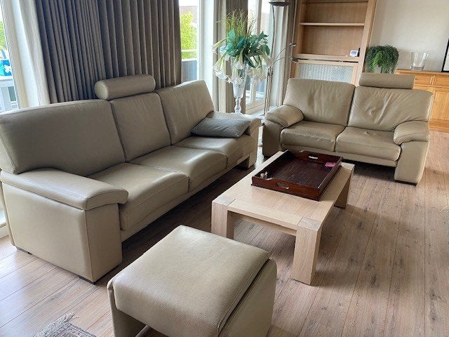 lederen salon, driezit, tweezit en bijhorende poef, Maison & Meubles, Canapés | Salons, Comme neuf, Banc droit, Quatre personnes ou plus