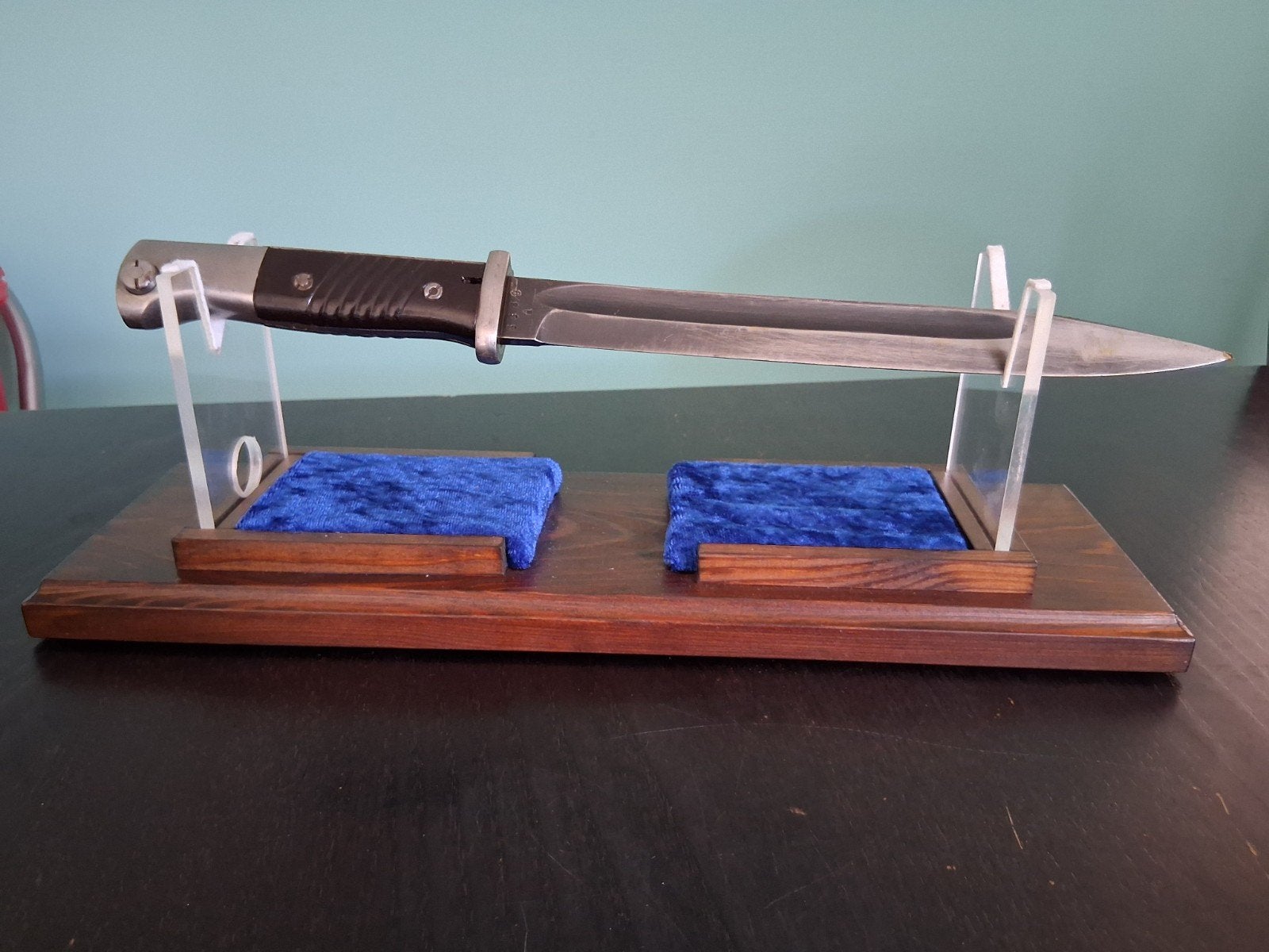 Display staander voor dolk, bajonet, mes. Blauw, Verzamelen, Ophalen of Verzenden