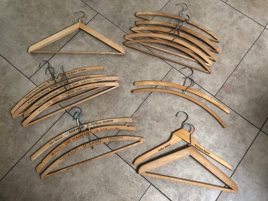 GRATIS - kapstokken / kleding hangers - hout en plastic, Ophalen, Gebruikt, Kunststof, Kinderen en Volwassenen