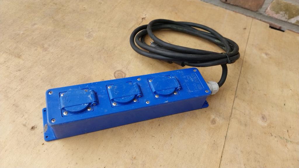 Verdeelstekker 3 x 2,5 mm, Muziek en Instrumenten, Kabels en Stekkers, Ophalen, Zo goed als nieuw